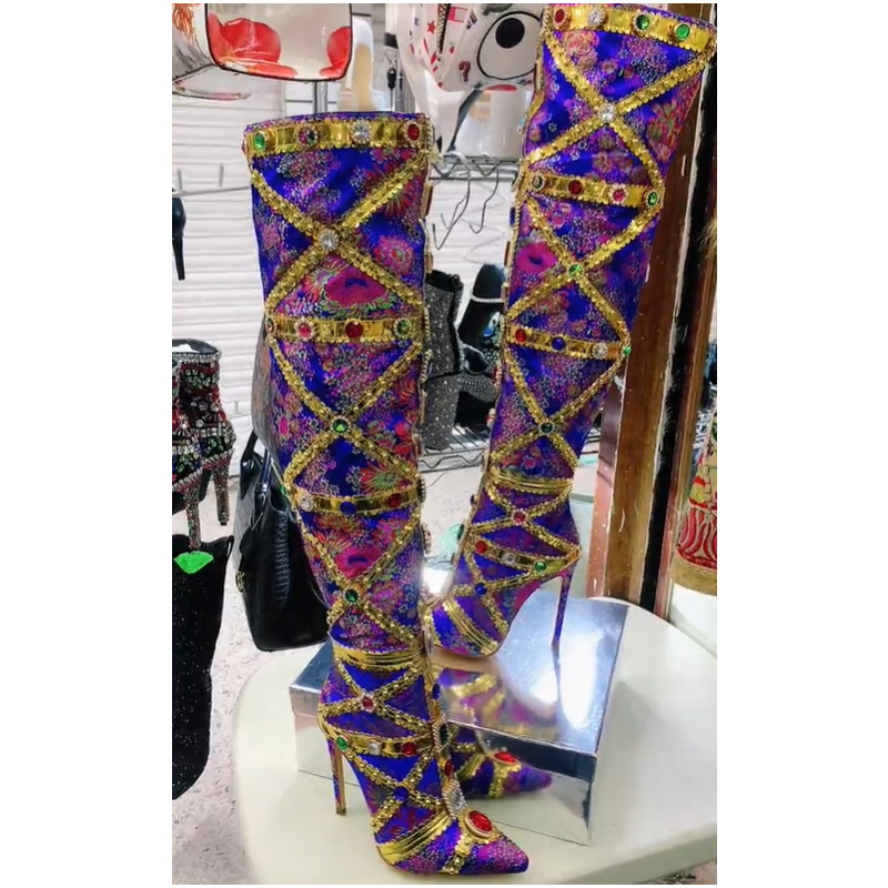 Embroidery Stitches - Mehrfarbige Edelstein-Stiefel mit Goldverzierung und Stichdetails,