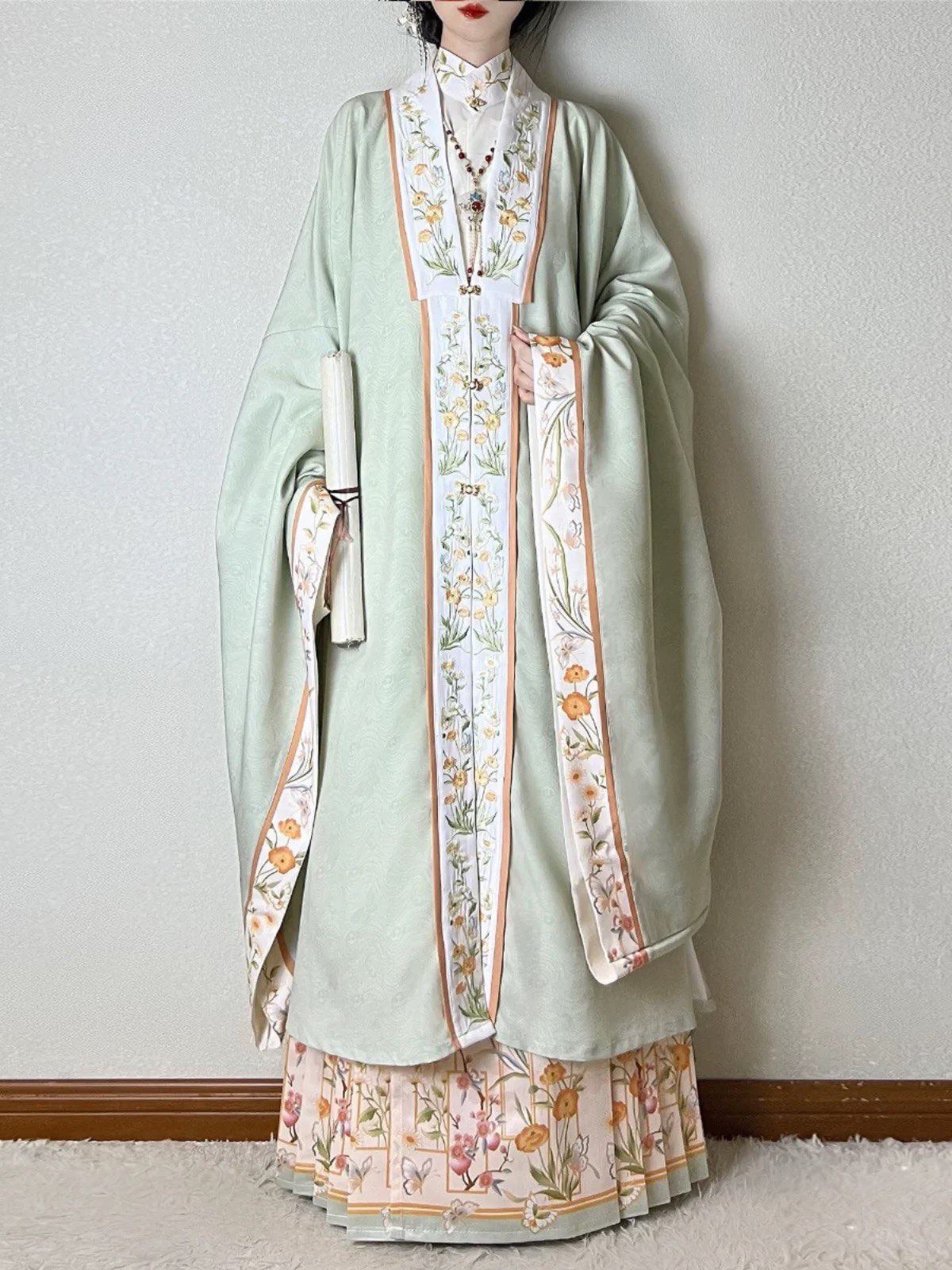 Hanfu-Anzüge aus der Ming-Dyna – Embroidery Horse Bewertung und Preis